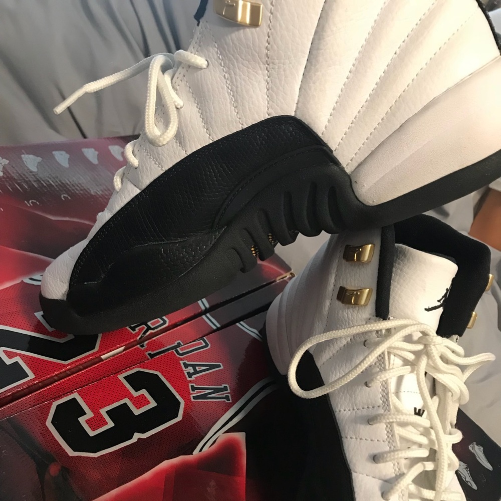 Air Jordan retro 12 taxis size 7y